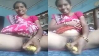 Mallu aunty fucking pussy with banana