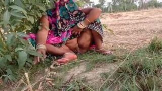 Dehati maid showing desi pussy in field