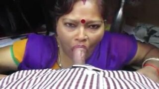 Mature desi woman sucking big desi cock