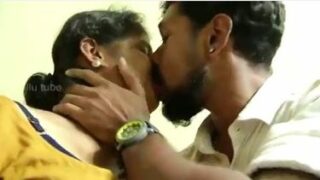 Salesman seducing sexy Indian aunty