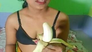 Hot bhabhi loves big banana