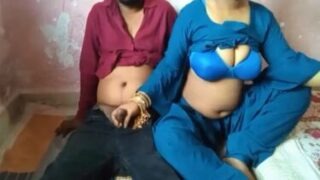 Punjabi aunty gives pleasure to servant