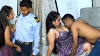 Sexy Delhi woman seducing watchman for chudai